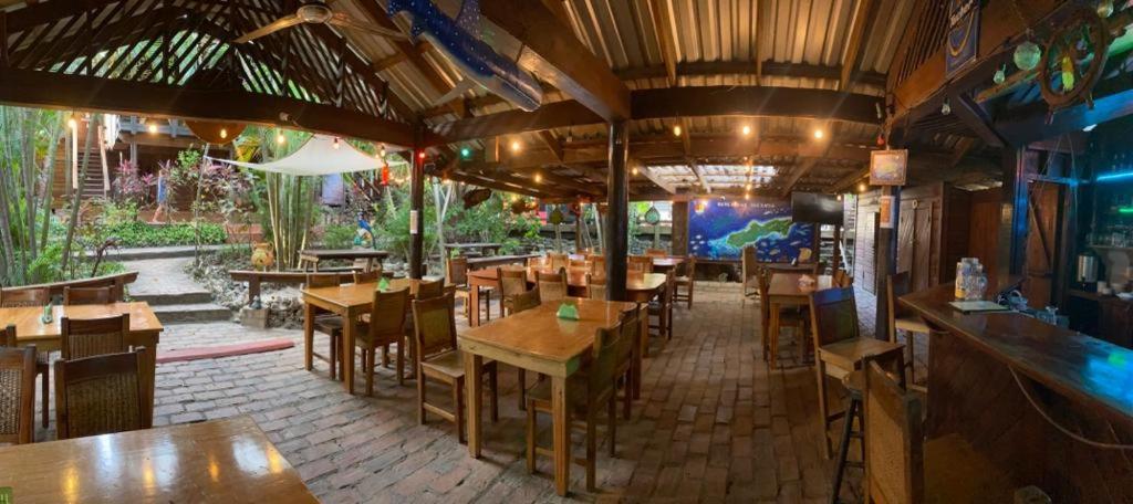 Mango Inn Resort Утіла Екстер'єр фото